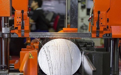 蓬江立式金属带锯床切削出现跑带故障解决方法！